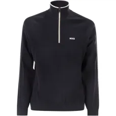 Свитер с вышитым логотипом