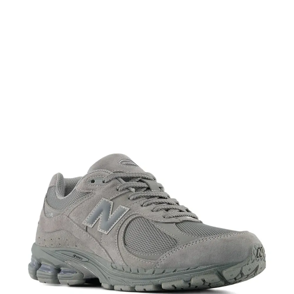 Серые кроссовки 2002R