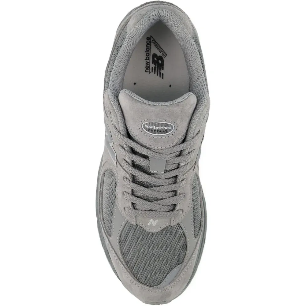 Серые кроссовки 2002R