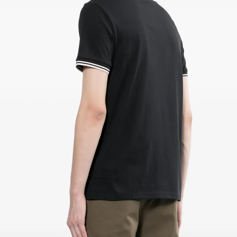 Футболка с вышитым логотипом