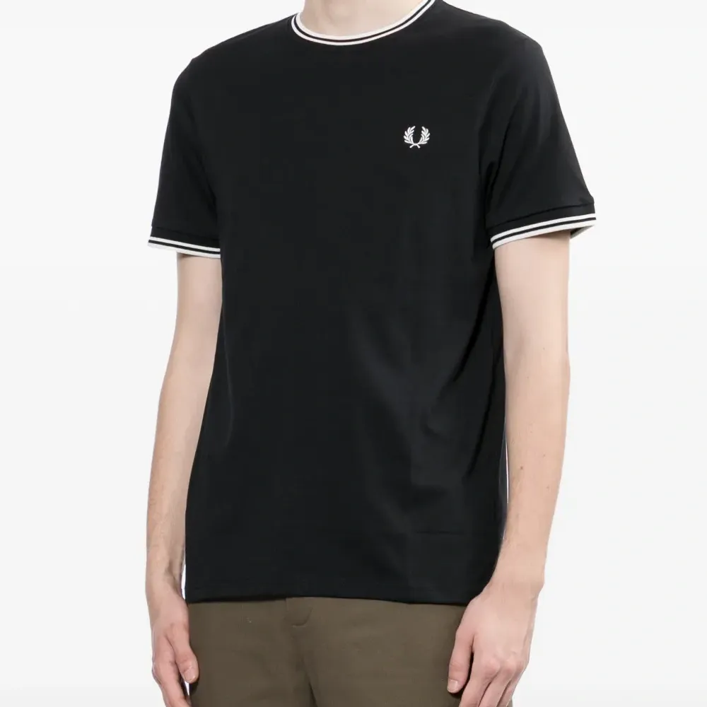 Футболка с вышитым логотипом