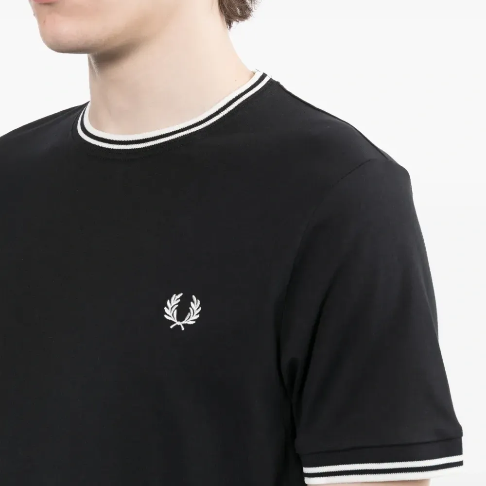 Футболка с вышитым логотипом