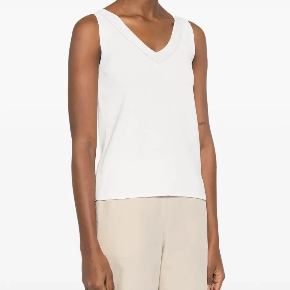 Топ с V-образным вырезом