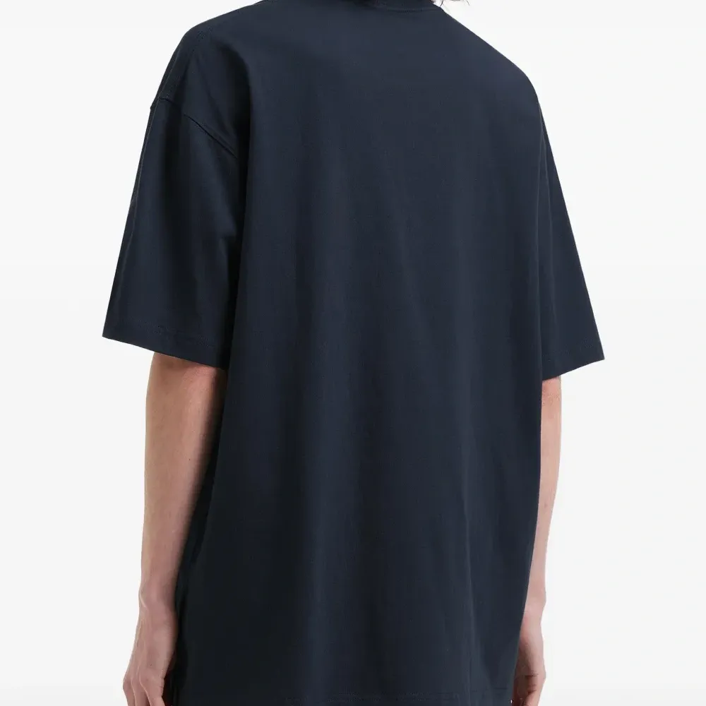 Футболка с нашивкой-логотипом