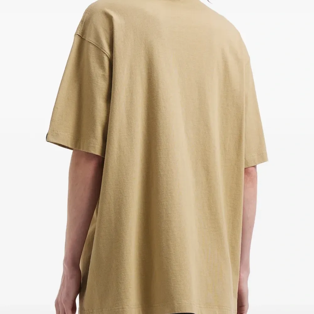 Футболка с нашивкой-логотипом