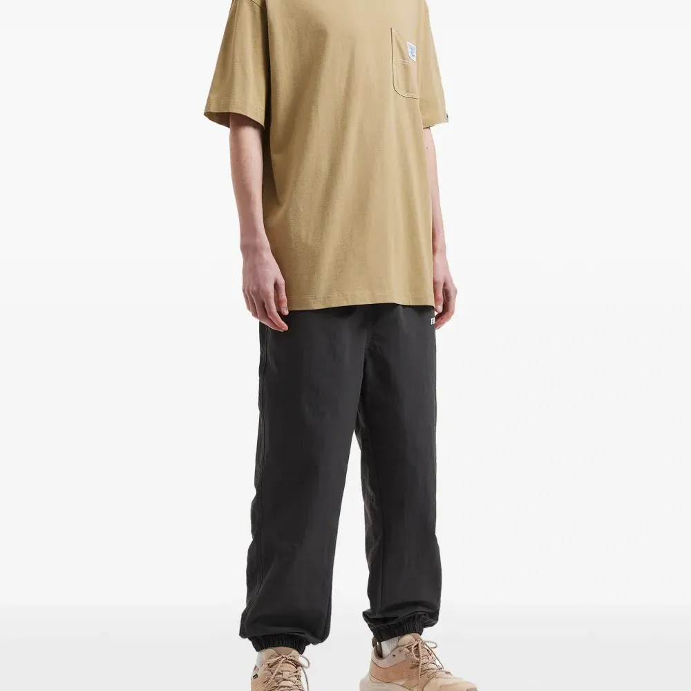 Футболка с нашивкой-логотипом