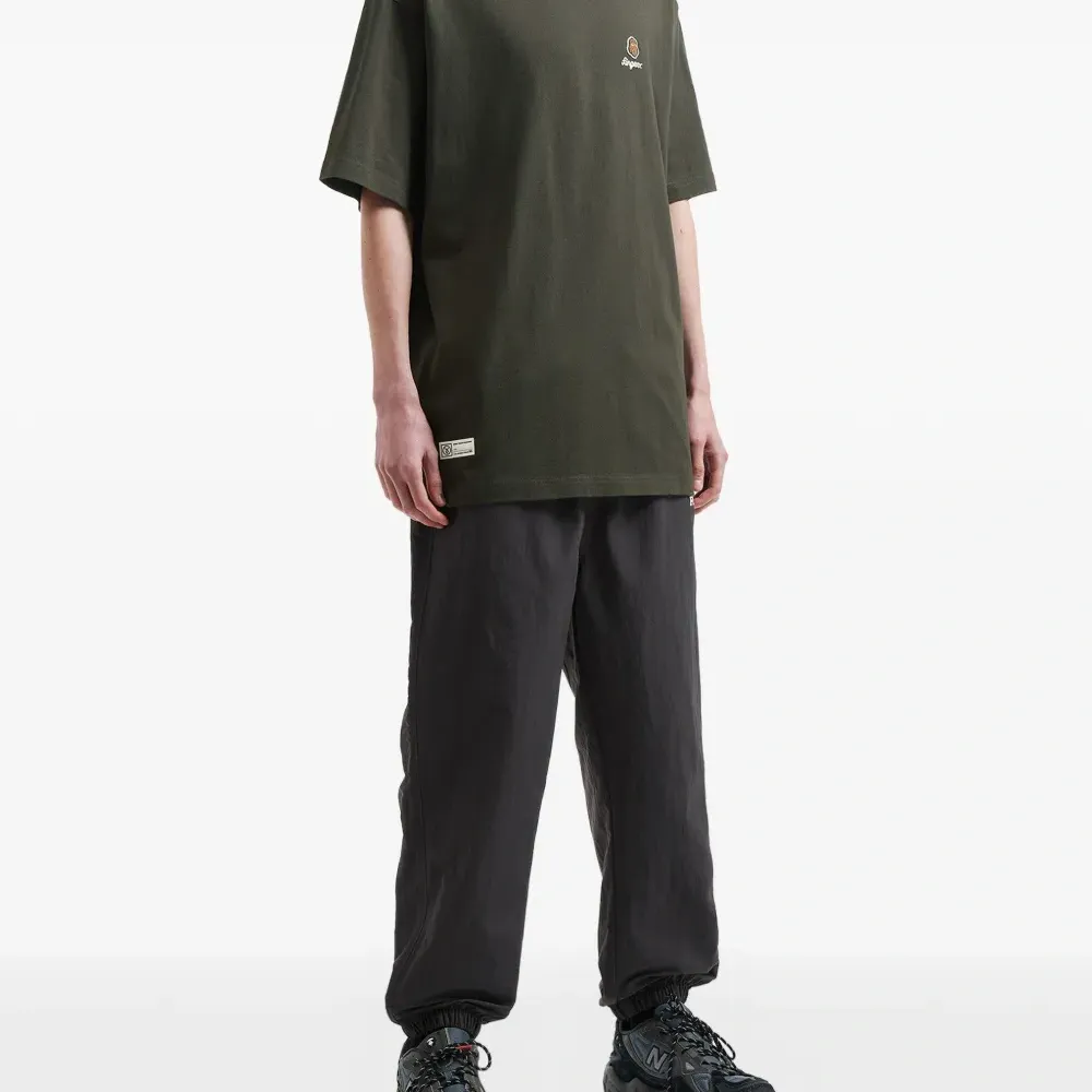 Футболка с нашивкой-логотипом