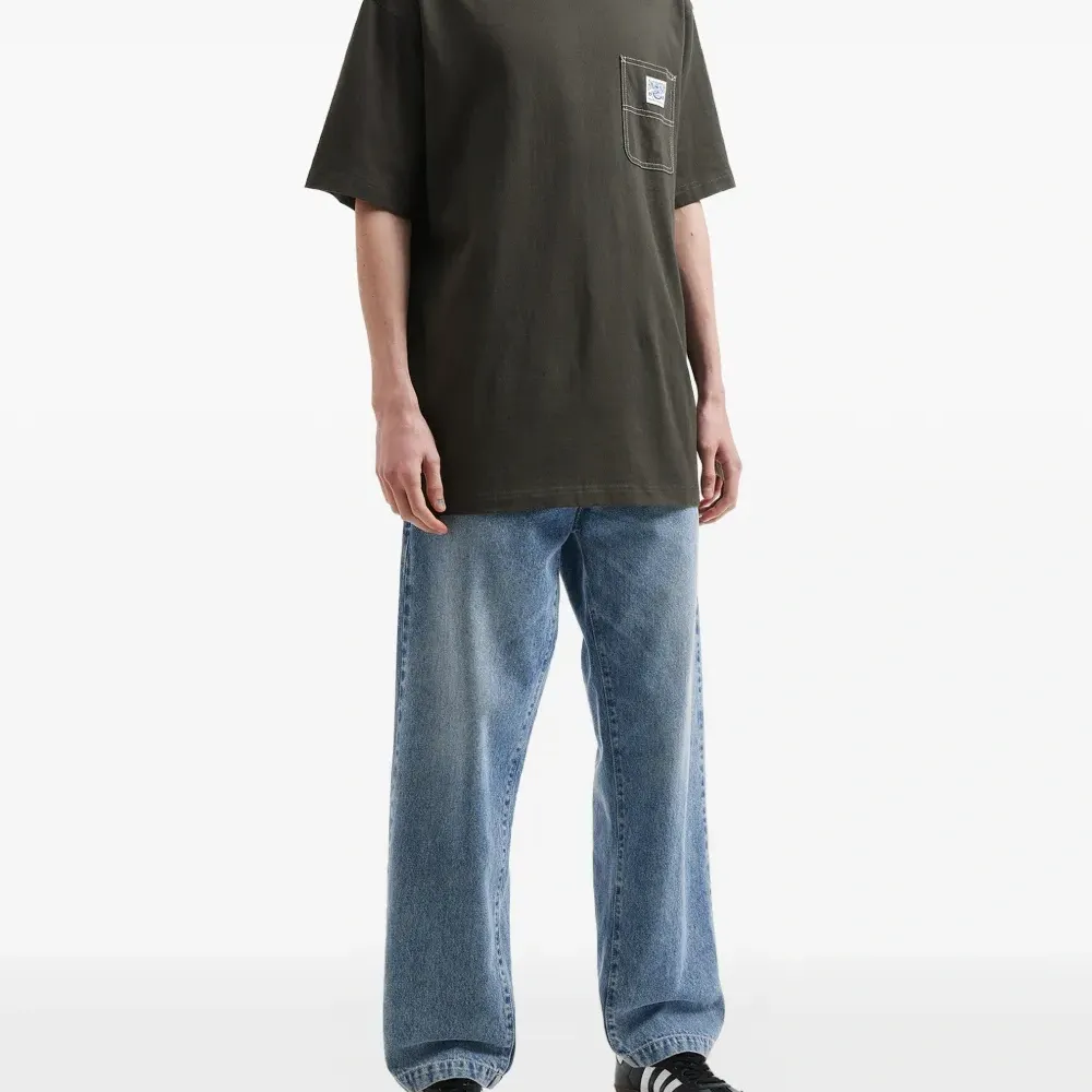 Футболка с нашивкой-логотипом