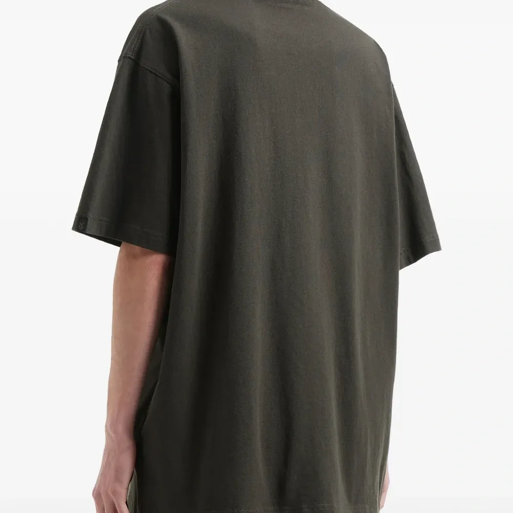 Футболка с нашивкой-логотипом