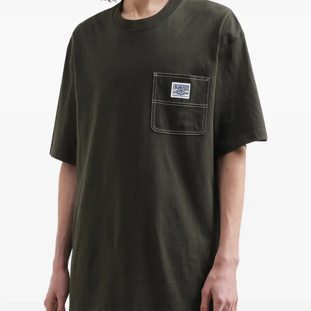 Футболка с нашивкой-логотипом