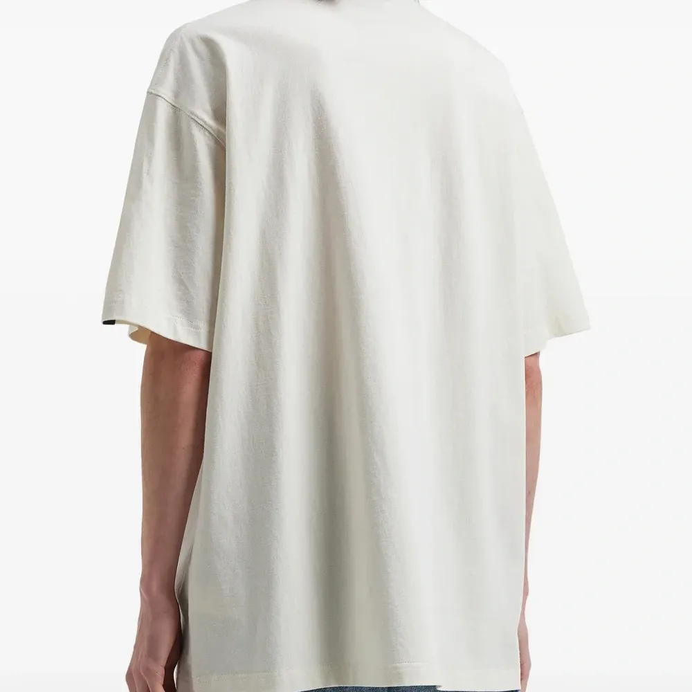 Футболка с нашивкой-логотипом