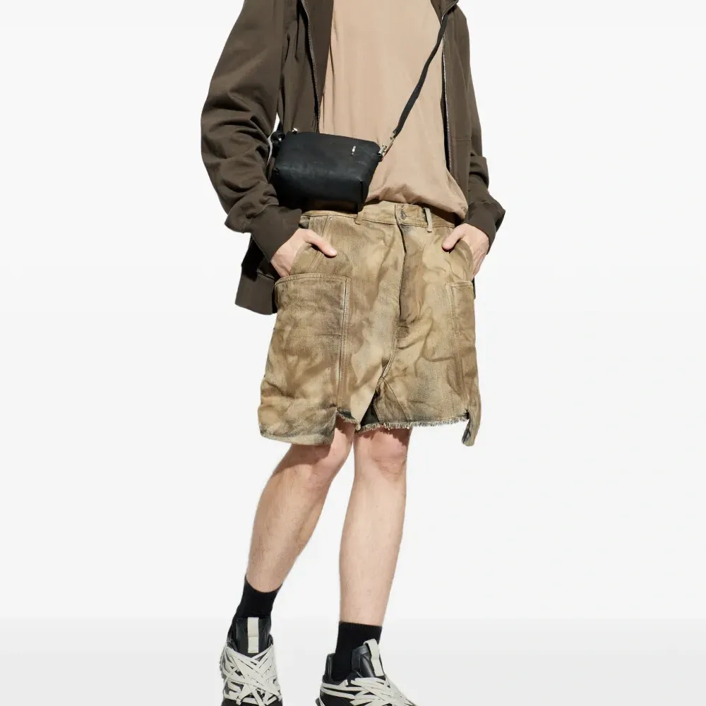 Футболка с отделкой швами