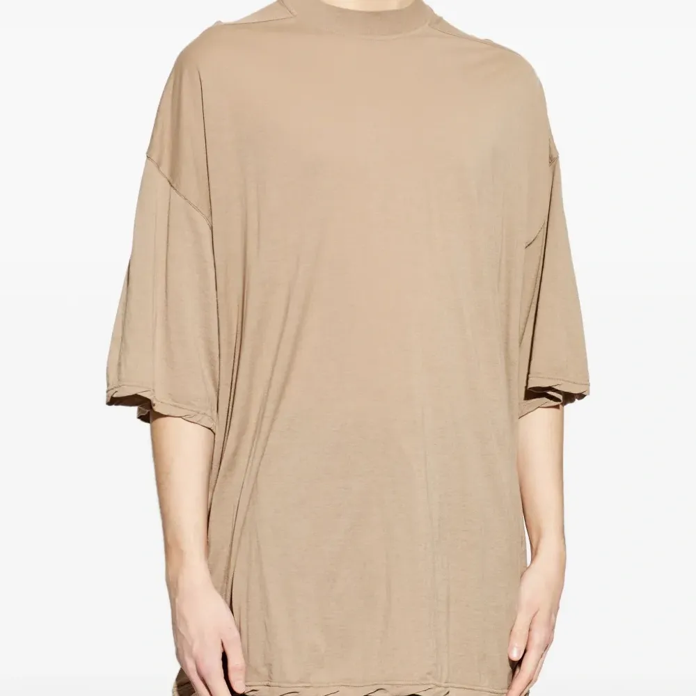 Футболка с отделкой швами