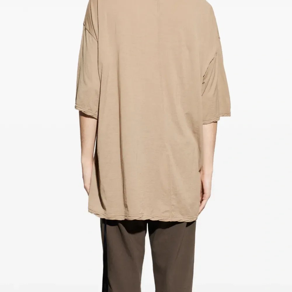 Футболка с отделкой швами