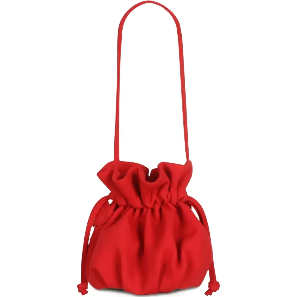 Сумка-мешок с аппликацией в виде цветов