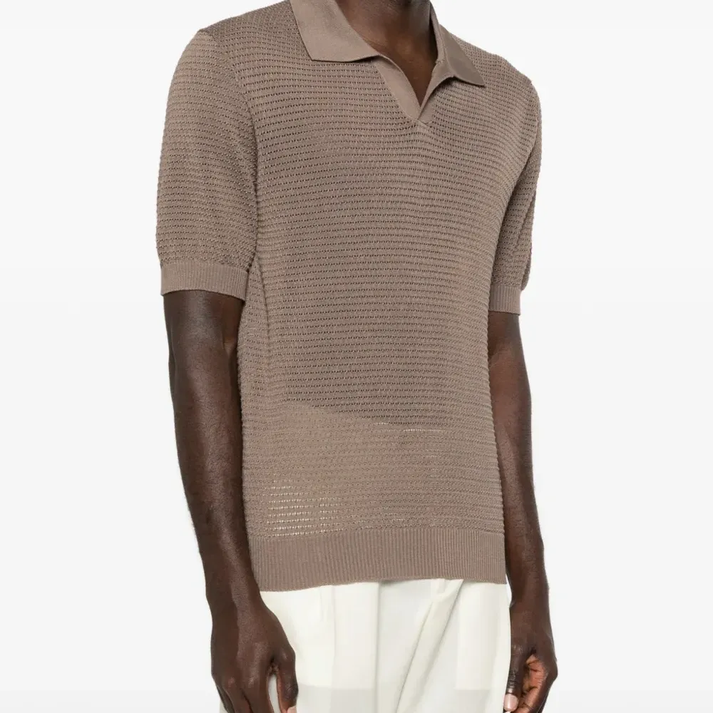 Футболка в открытую вязку с воротником пола