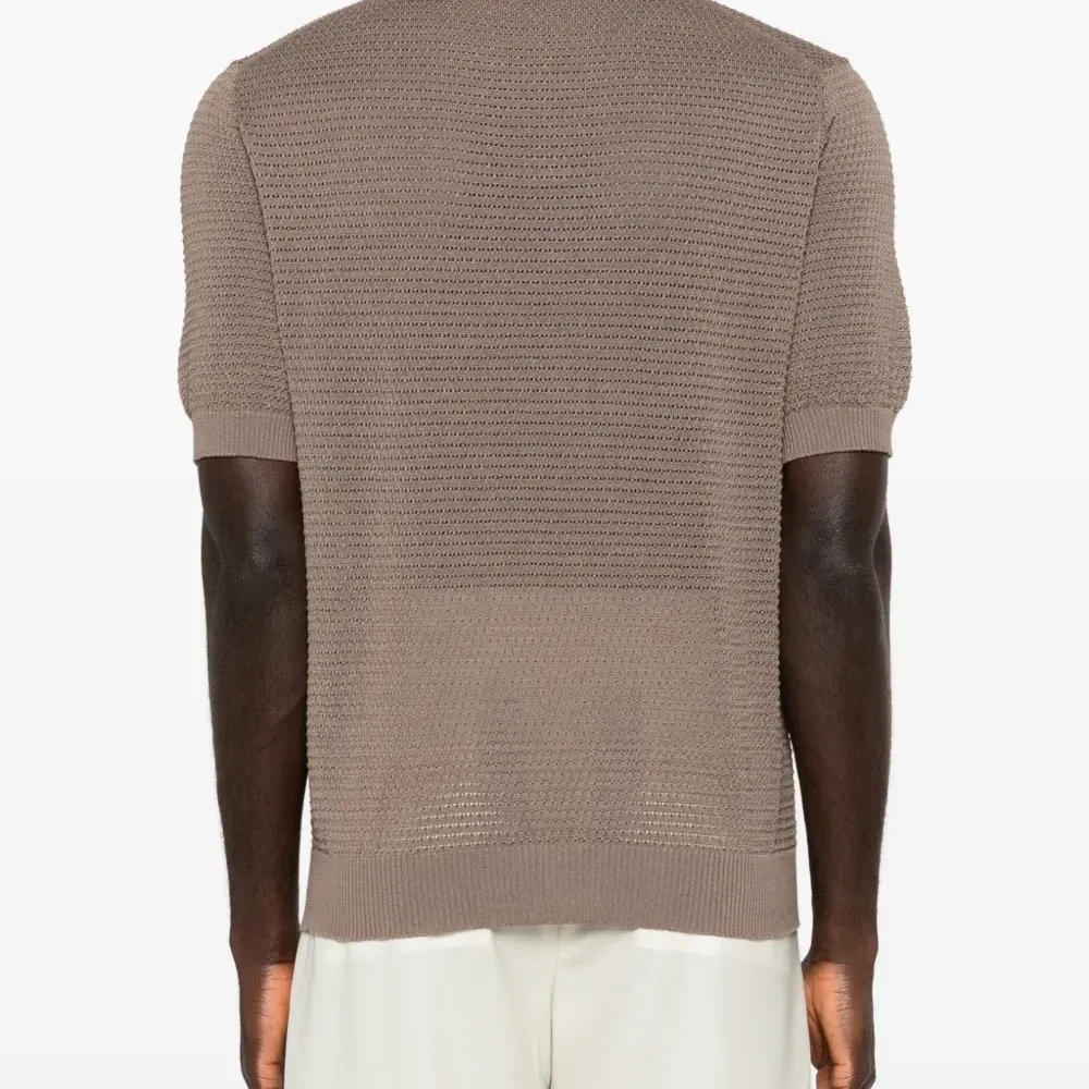 Футболка в открытую вязку с воротником пола