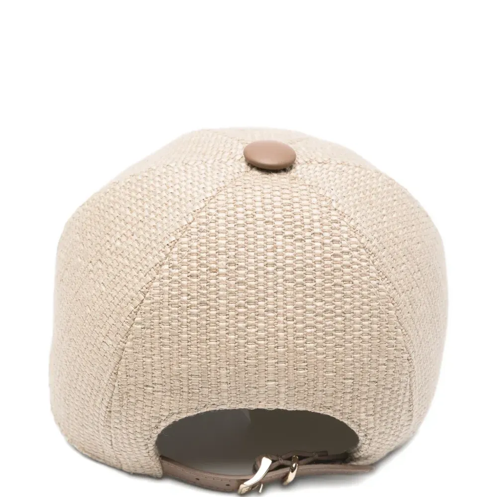 Бейсболка с вышитой инициалой