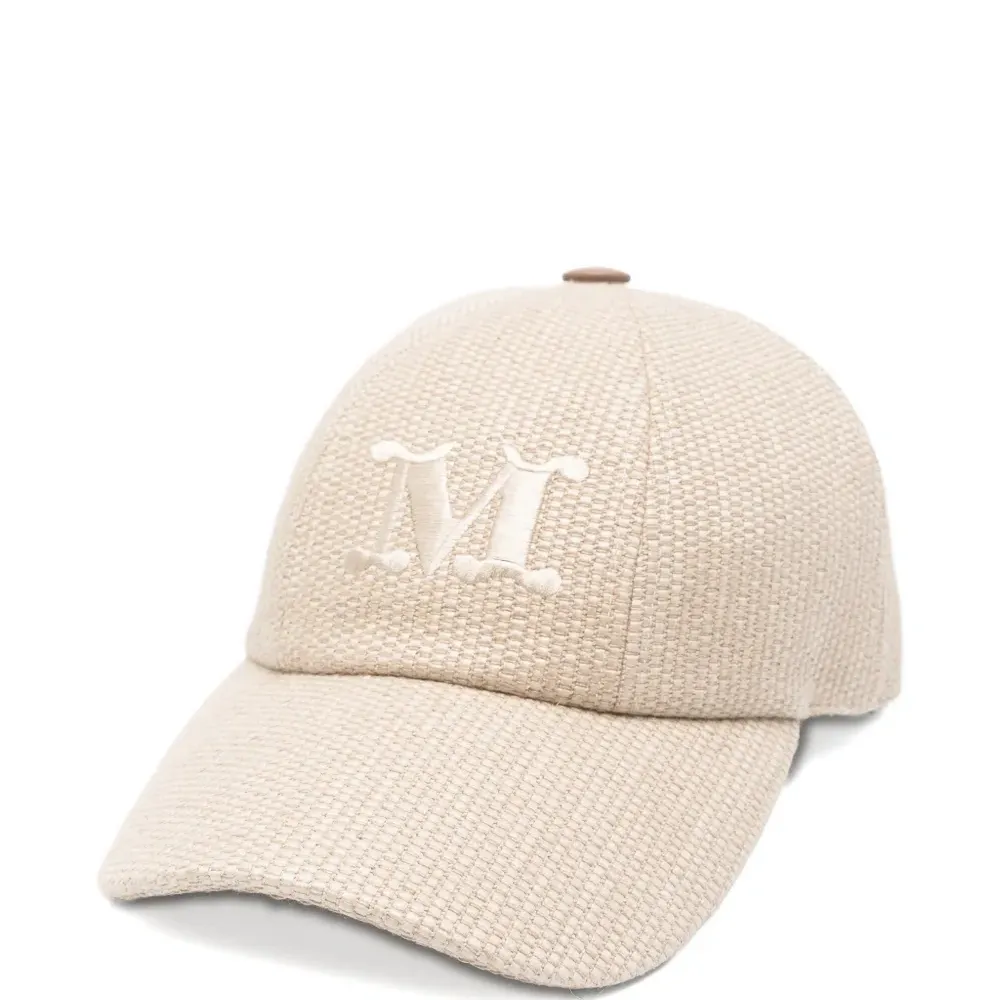Бейсболка с вышитой инициалой