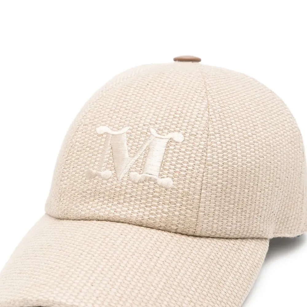Бейсболка с вышитой инициалой