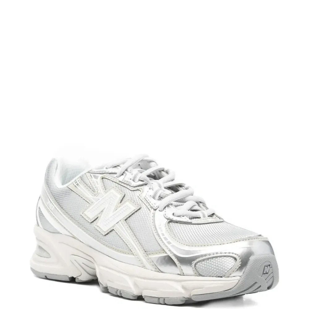 кроссовки 740 на шнуровке