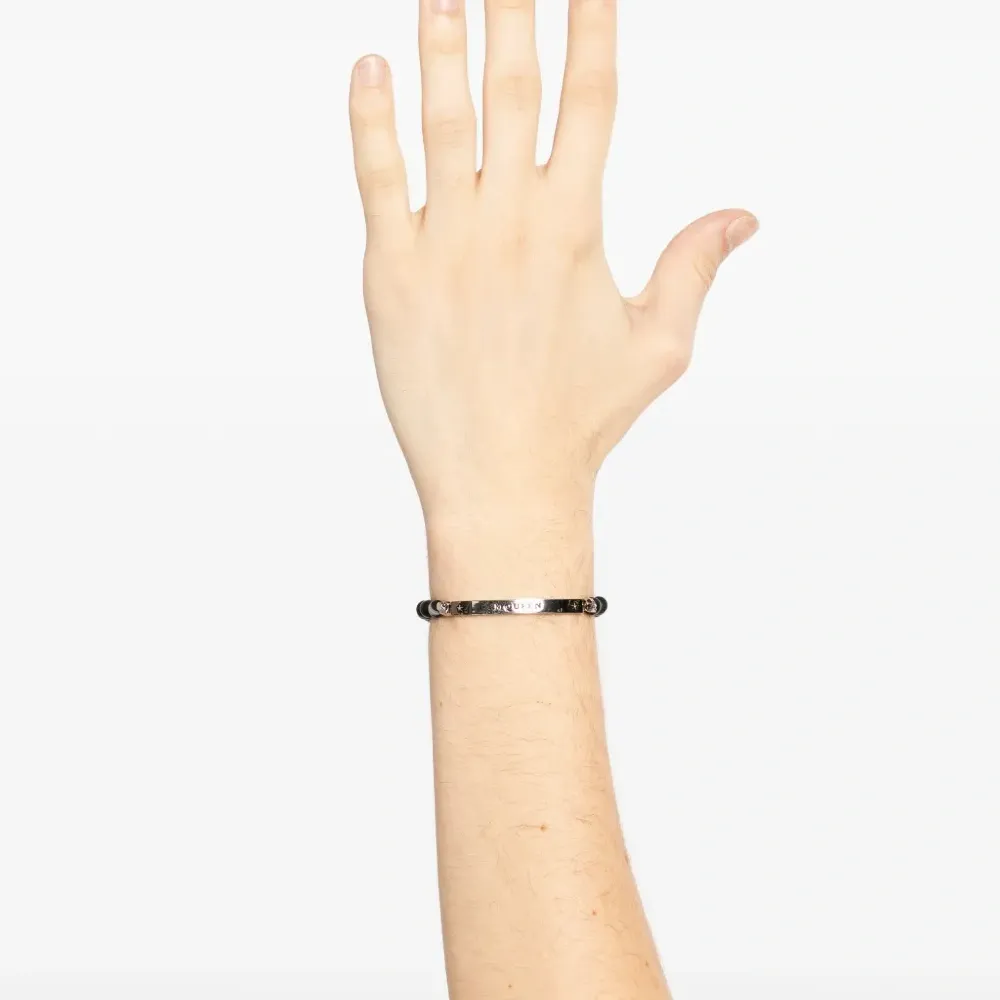 Браслет с бусинами и логотипом