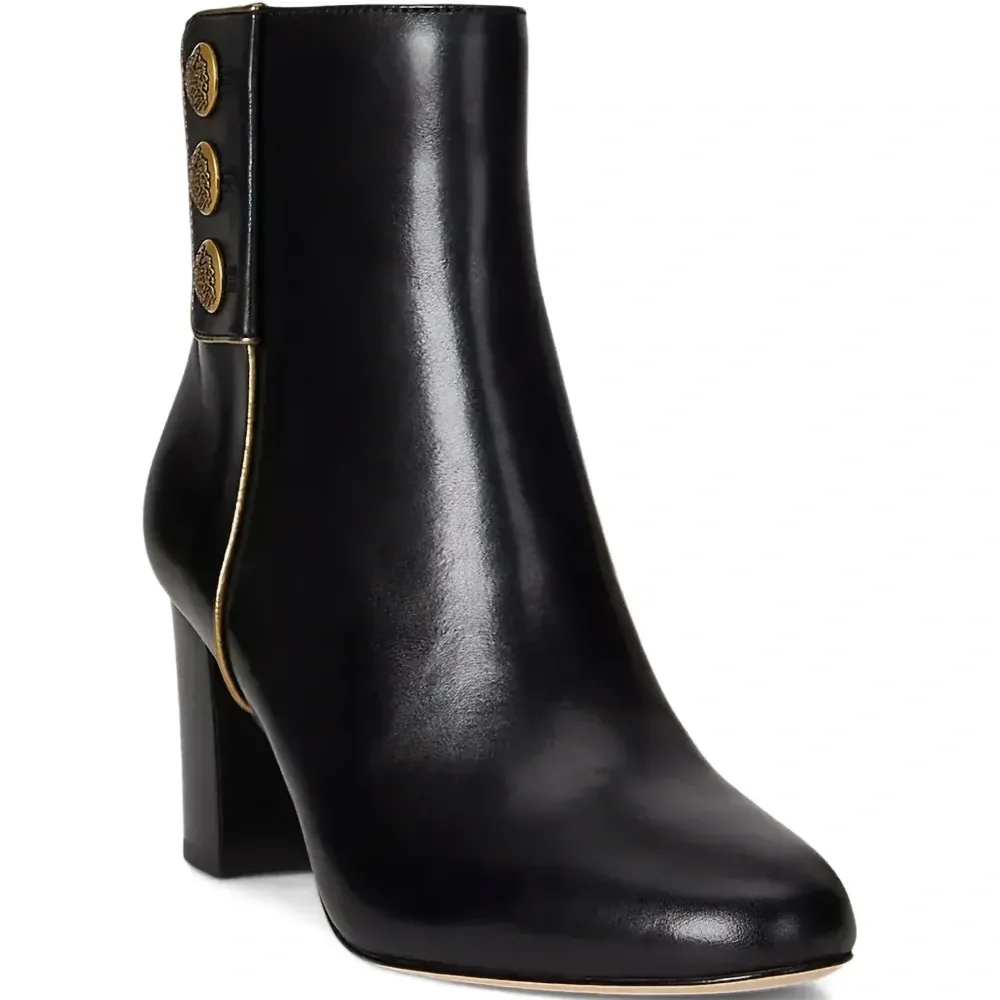 Ботинки с пуговицами