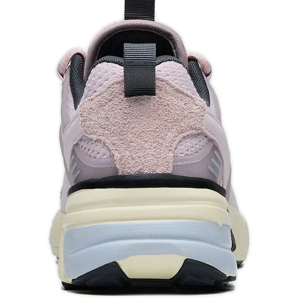 Розовые кроссовки на шнуровке Розовые кроссовки на шнуровке