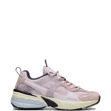 Розовые кроссовки на шнуровке