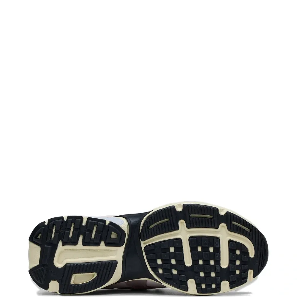 Розовые кроссовки на шнуровке Розовые кроссовки на шнуровке