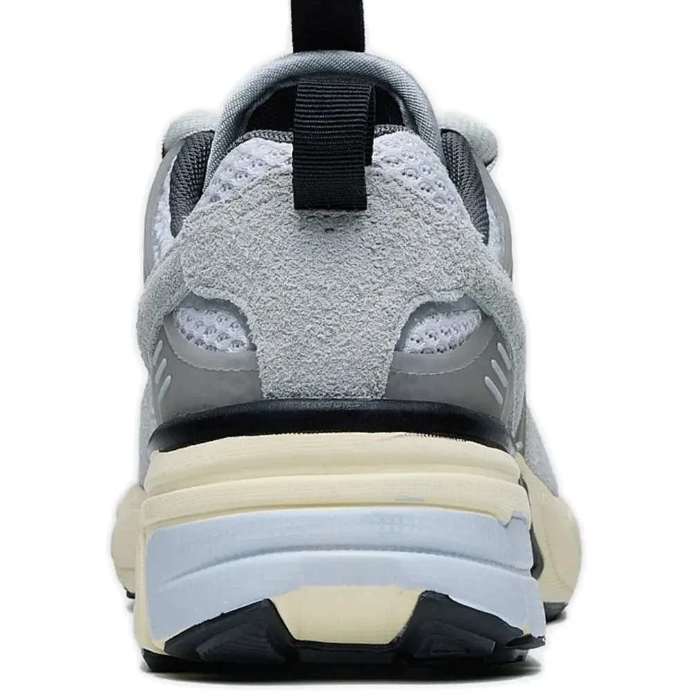 Серые кроссовки