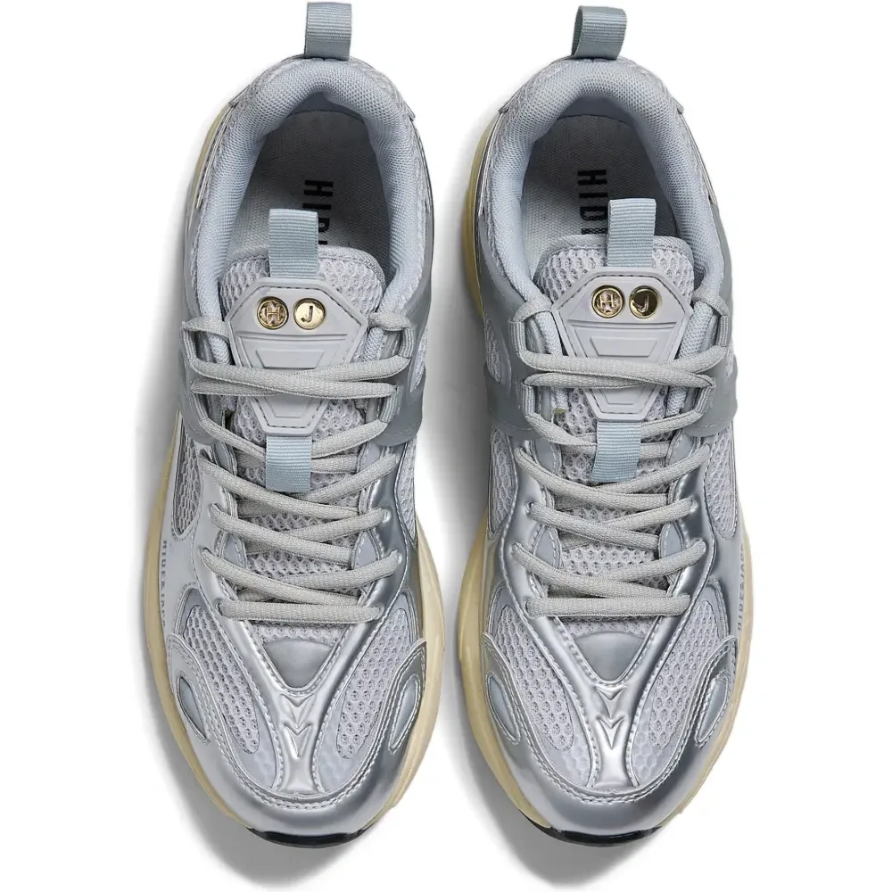 Серые кроссовки