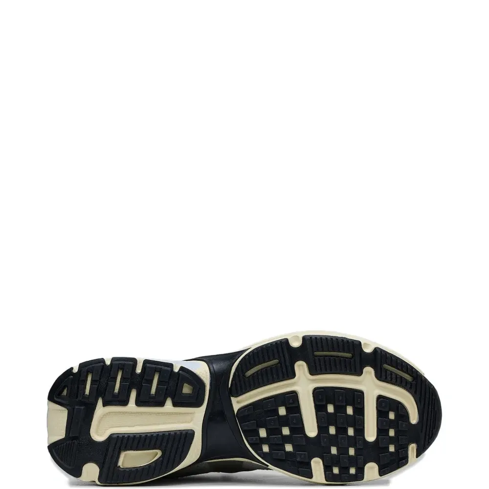 Серые кроссовки