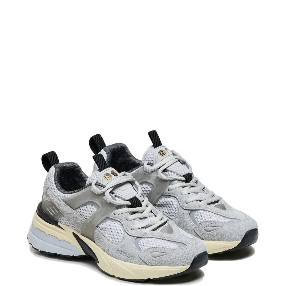 Серые кроссовки