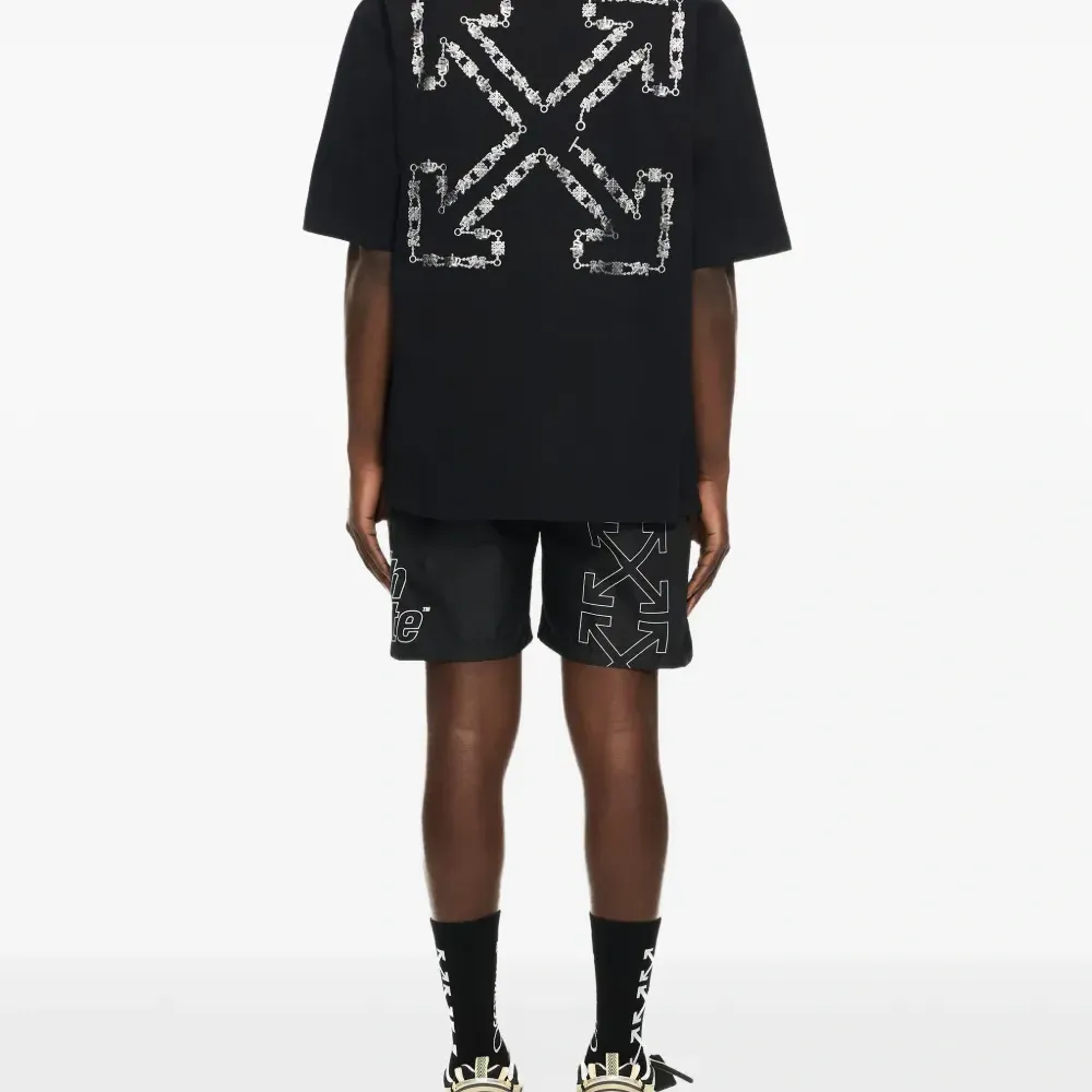 Футболка с цепочкой-стрелой