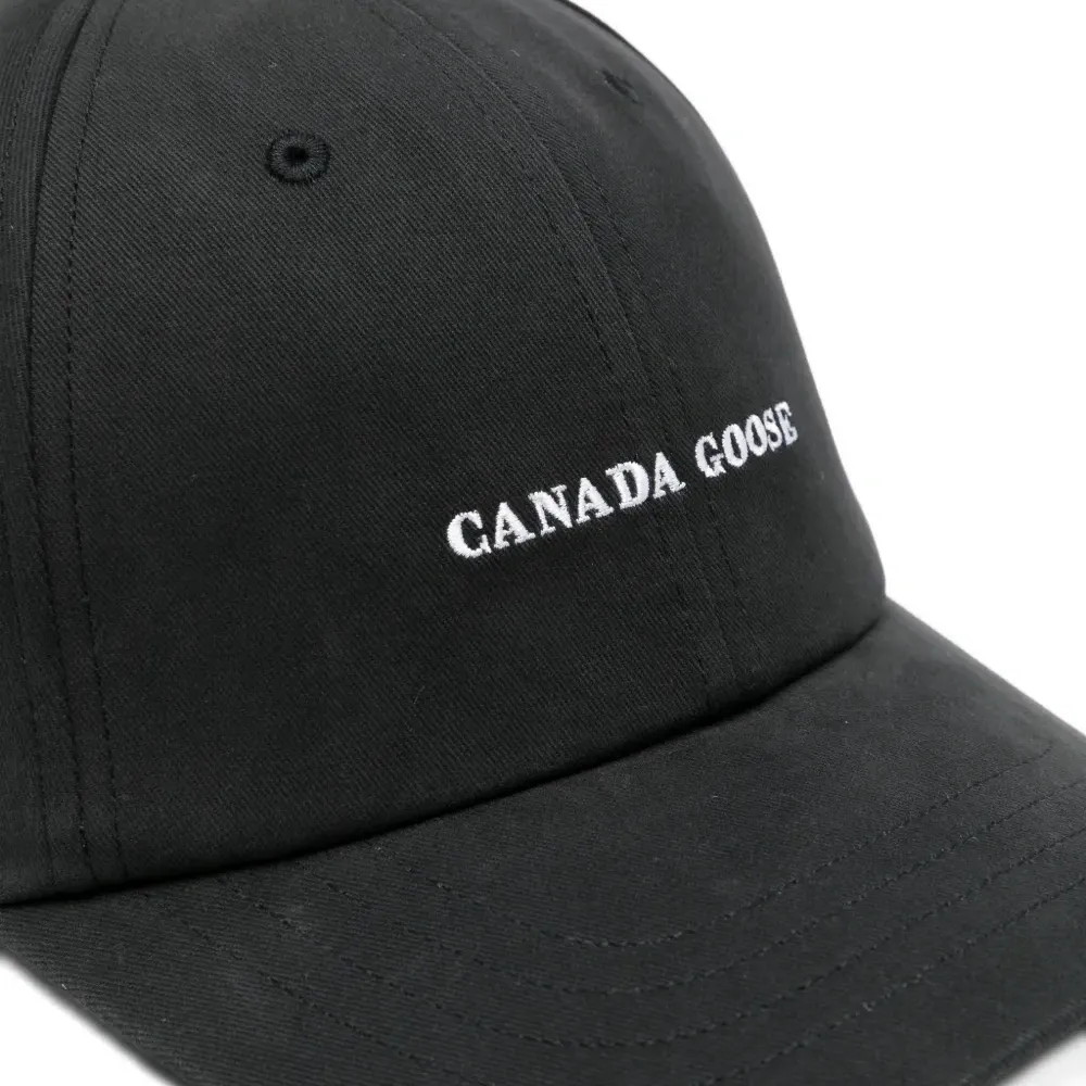 Бейсболка с логотипом