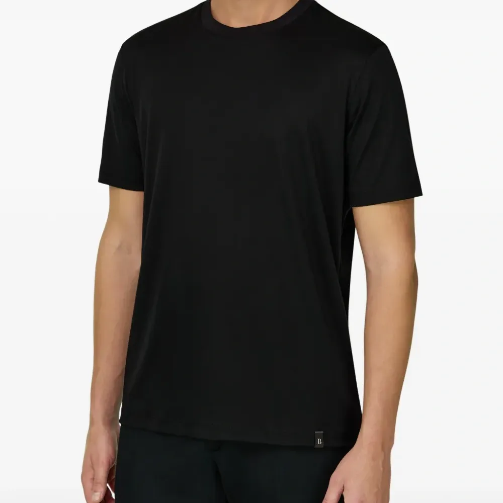 Футболка с нашивкой-логотипом