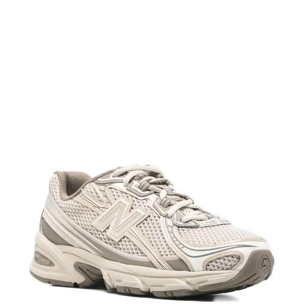 Кроссовки с нашивкой-логотипом