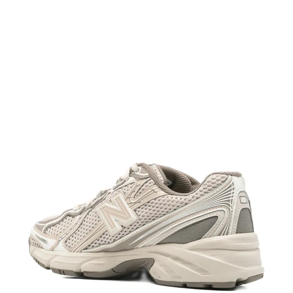 Кроссовки с нашивкой-логотипом