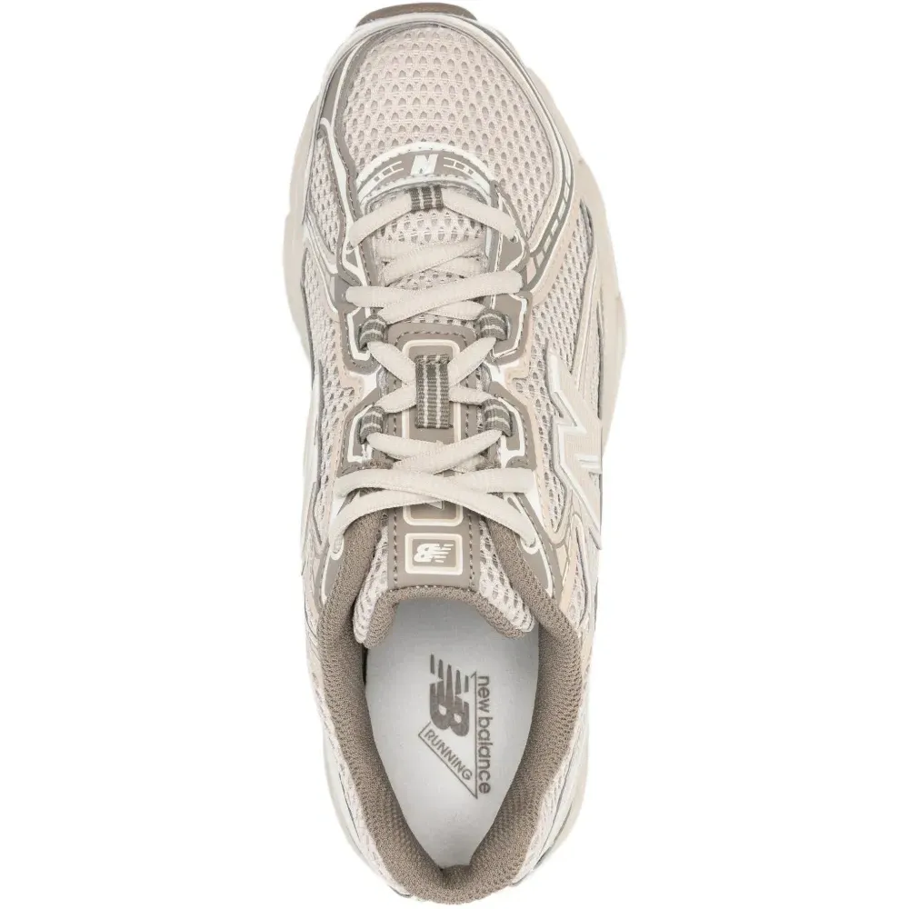 Кроссовки с нашивкой-логотипом