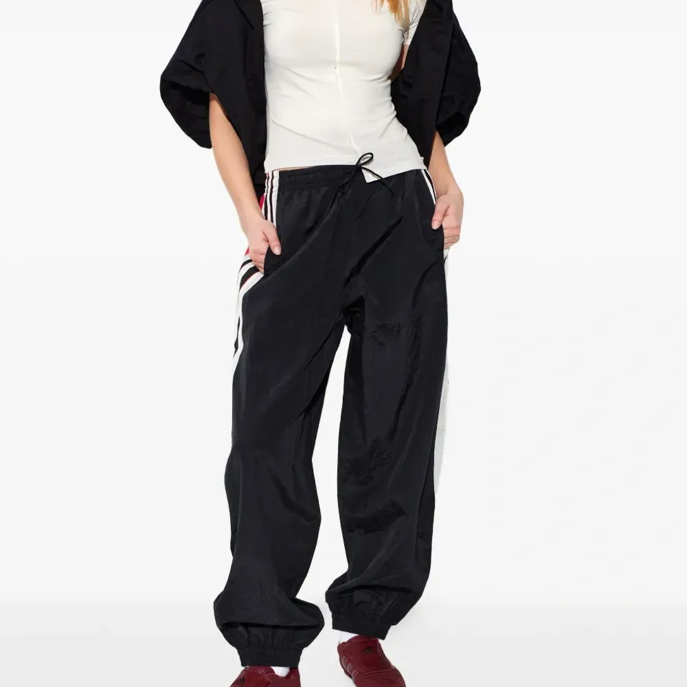 Кроссовки с полосками из меха