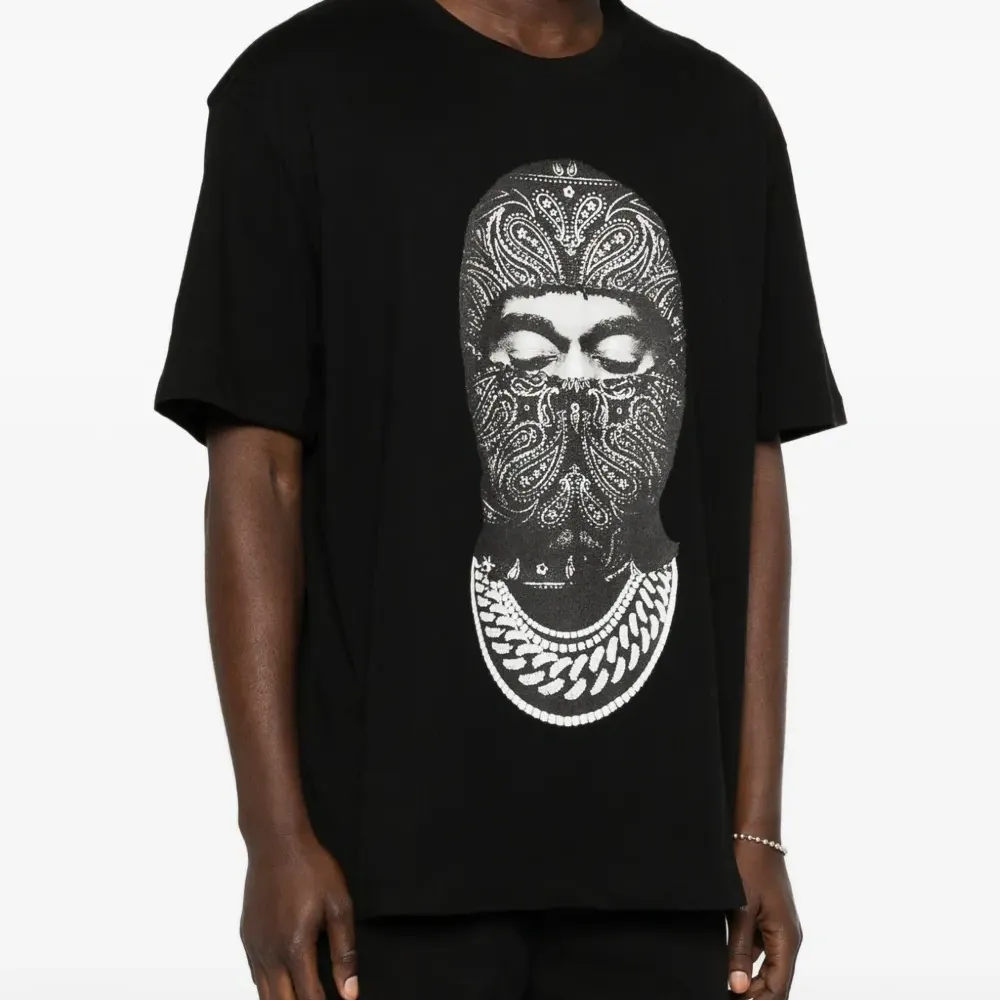 Футболка с маской и узором "пейсли" на груди
