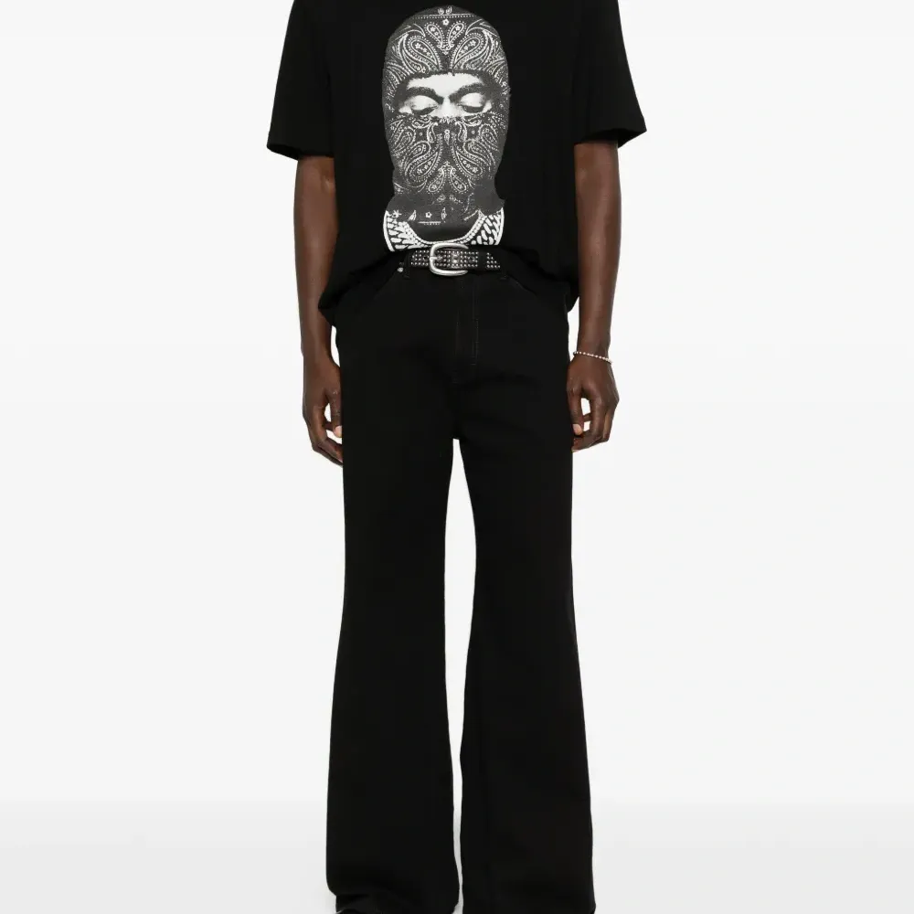 Футболка с маской и узором "пейсли" на груди