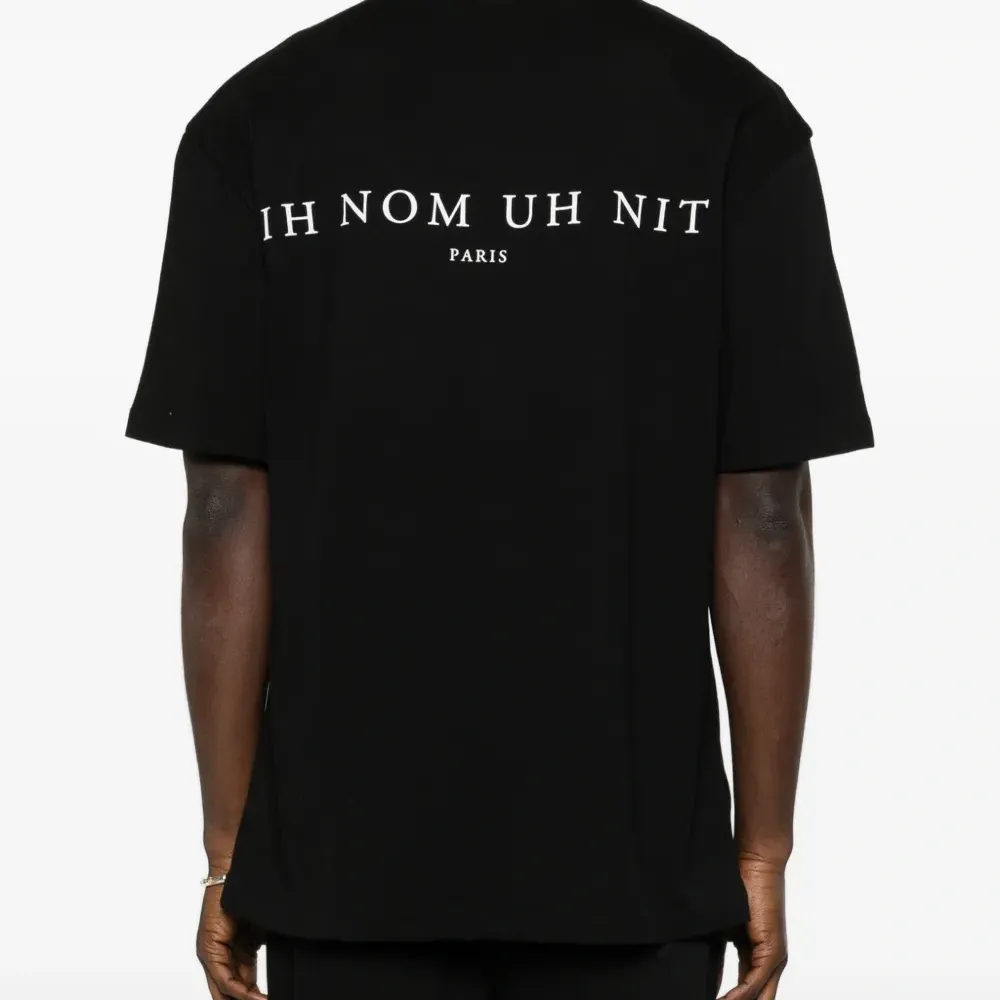 Футболка с маской и узором "пейсли" на груди