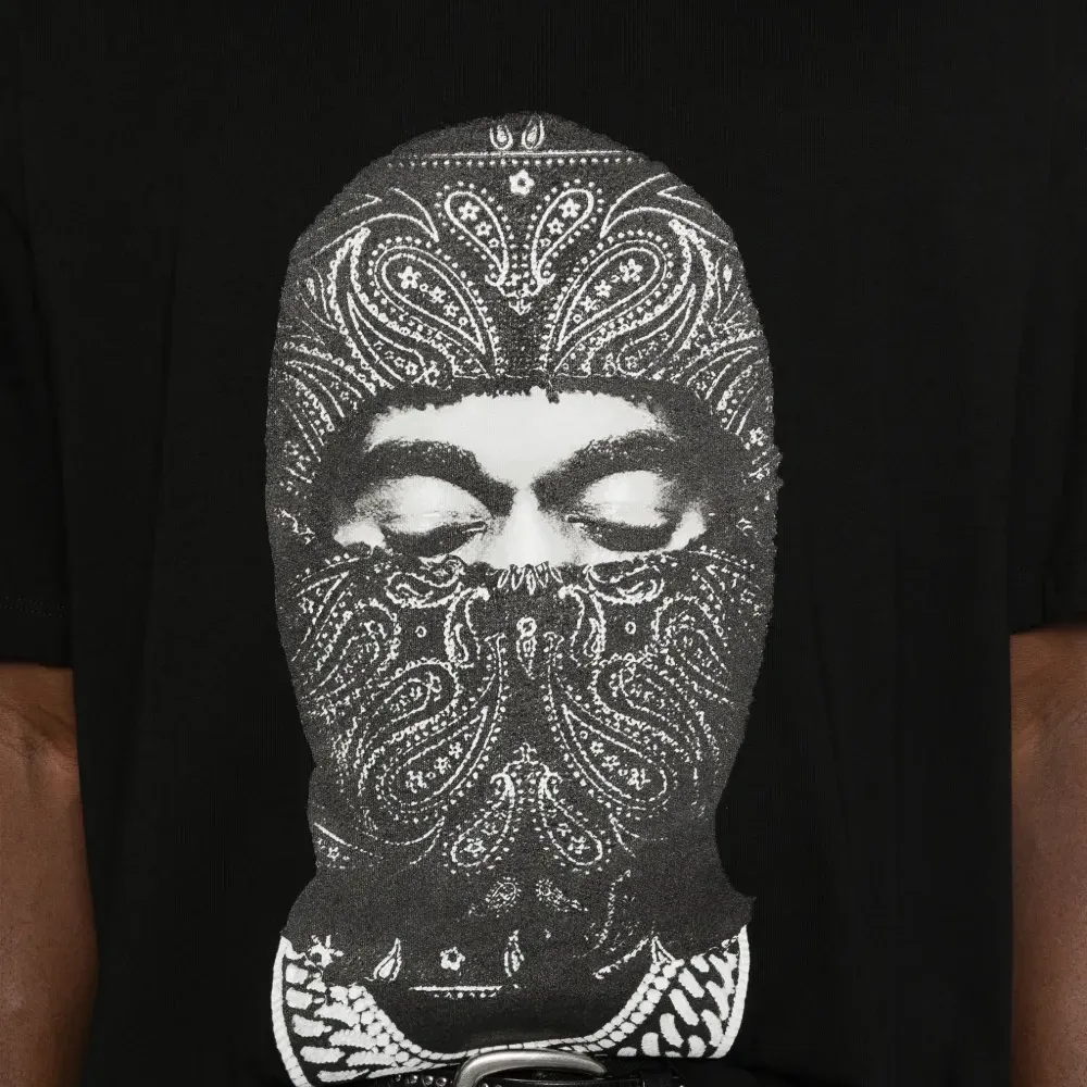 Футболка с маской и узором "пейсли" на груди