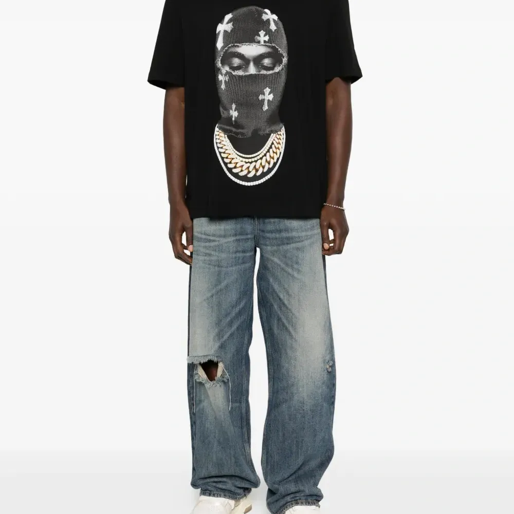 Футболка с принтом "Маска и кресты"