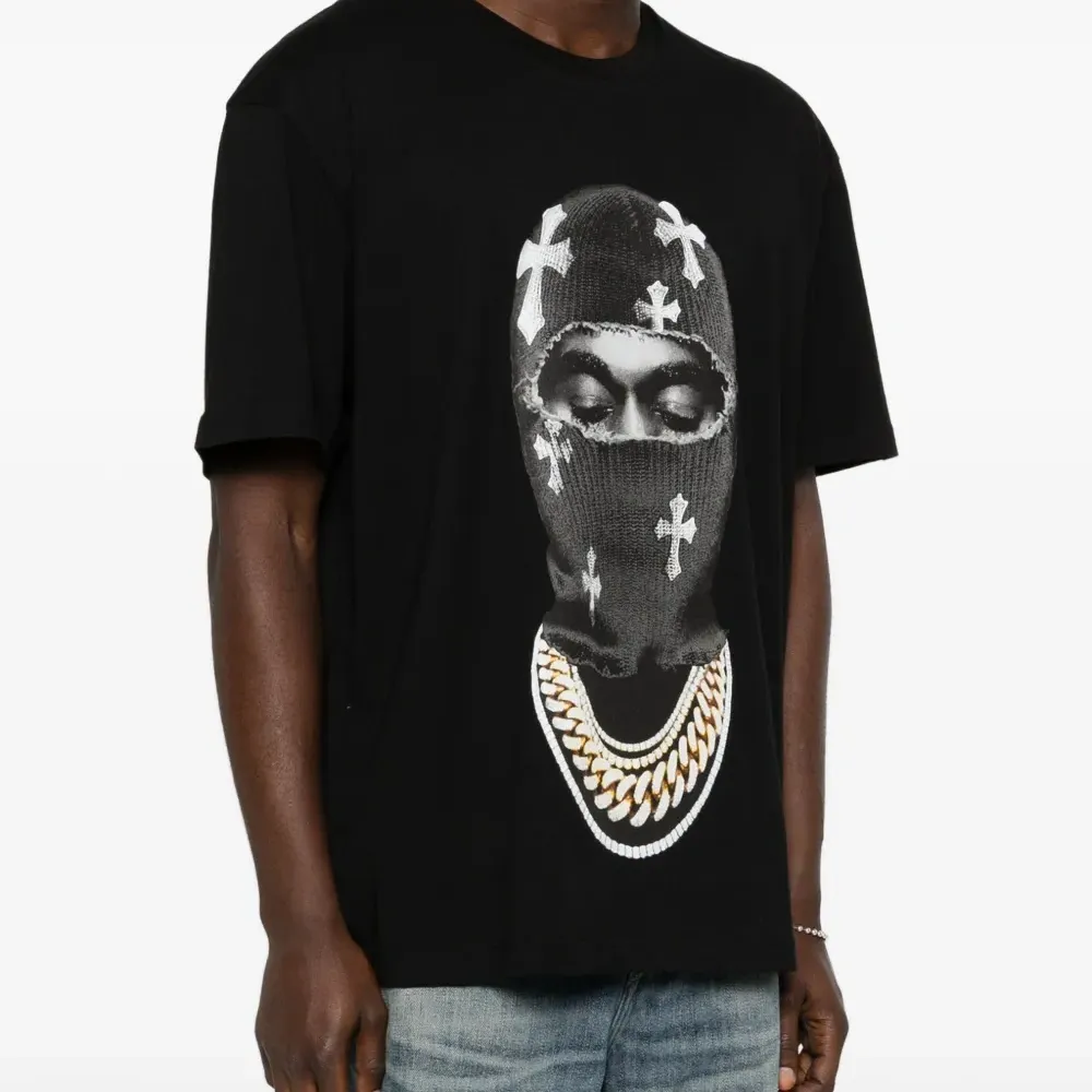 Футболка с принтом "Маска и кресты"
