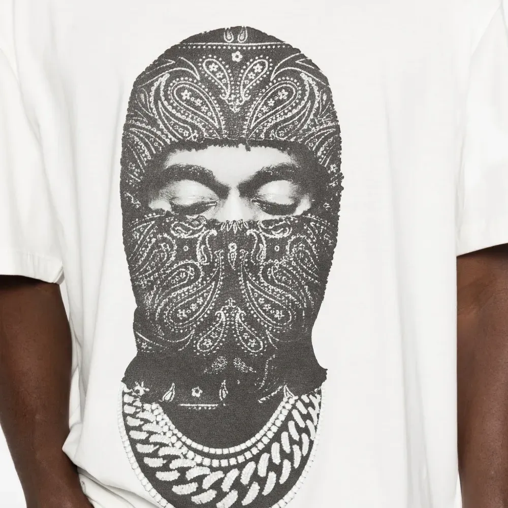 Футболка с маской и узором "пейсли"