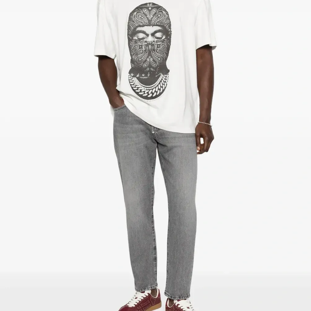 Футболка с маской и узором "пейсли"