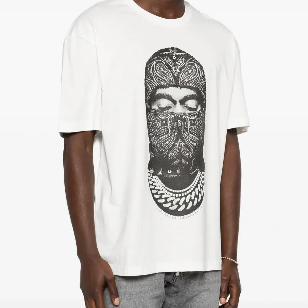 Футболка с маской и узором "пейсли"